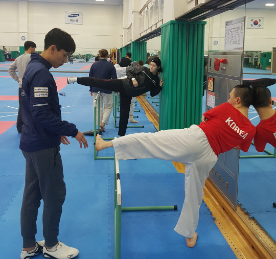 지난 26일 경기 용인시 삼성트레이닝센터에서  에스원 태권도단의 트레이너가 장애인 선수에게 발차기 코칭을 하고 있다. 에스원 제공